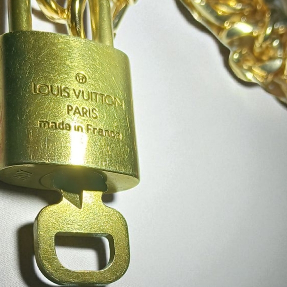 Louis Vuitton Gold Padlock #307 with Key & Unbranded Gold Tone Chain Included - Picture 10 of 15